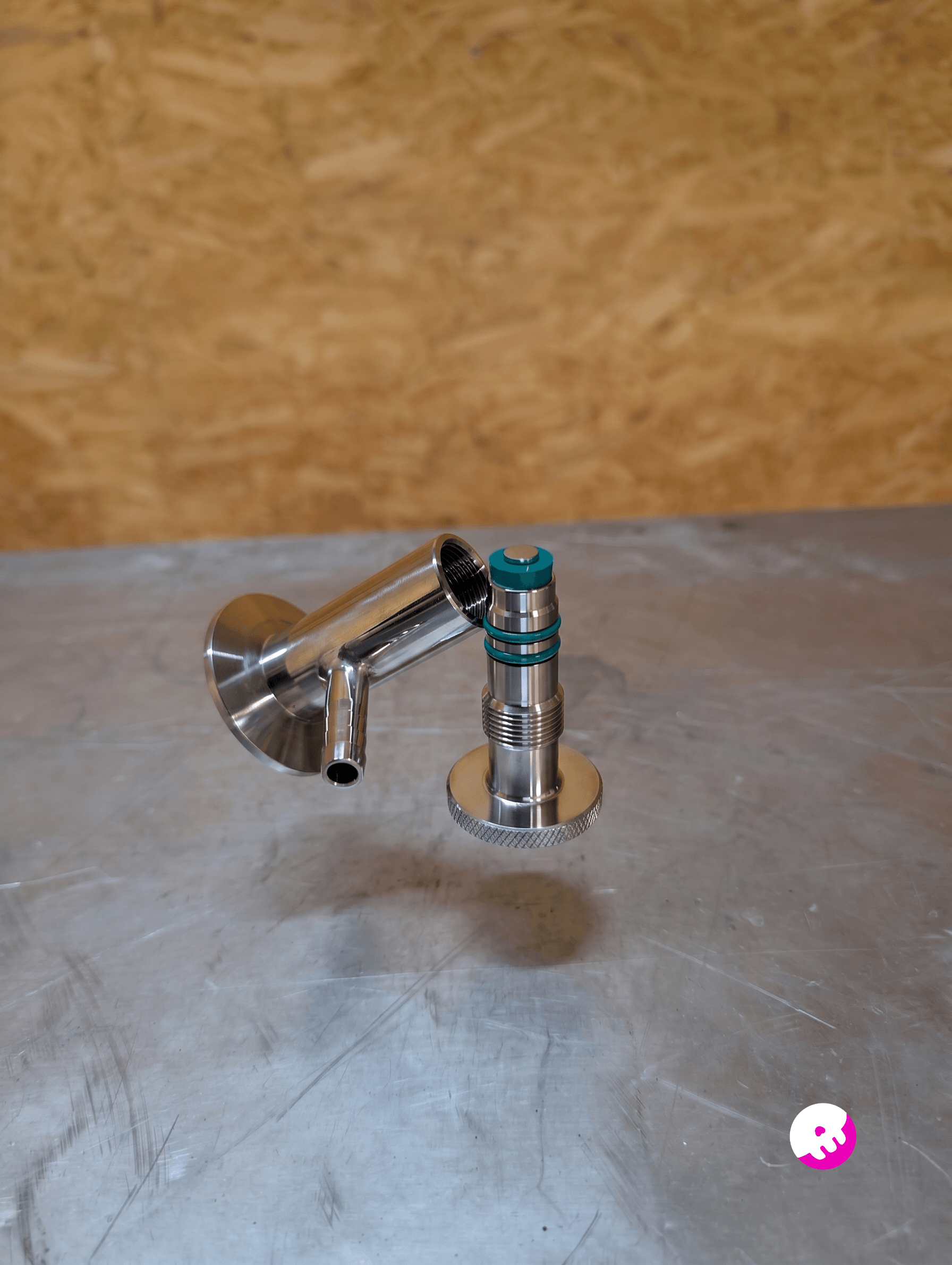 Zerlegter Edelstahl Zwickelhahn (Sample Port Valve) mit Tri-Clamp Anschluss und hygienischen Dichtungen zur Probenentnahme.